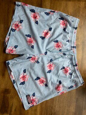 Vineyard Vines Men's XL Chappy Blue Stripe Hibiscus Floral Swim Trunks